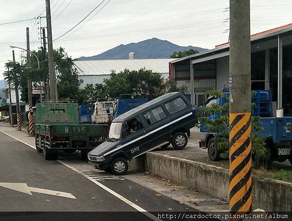 休旅車、吉普車駕駛教室~什麼是汽車的離去角和接近角，角度越大越好嗎？買賣外匯車推薦建議LA桃園車庫，買賣中古車估價推薦建議請找LA桃園車庫。 