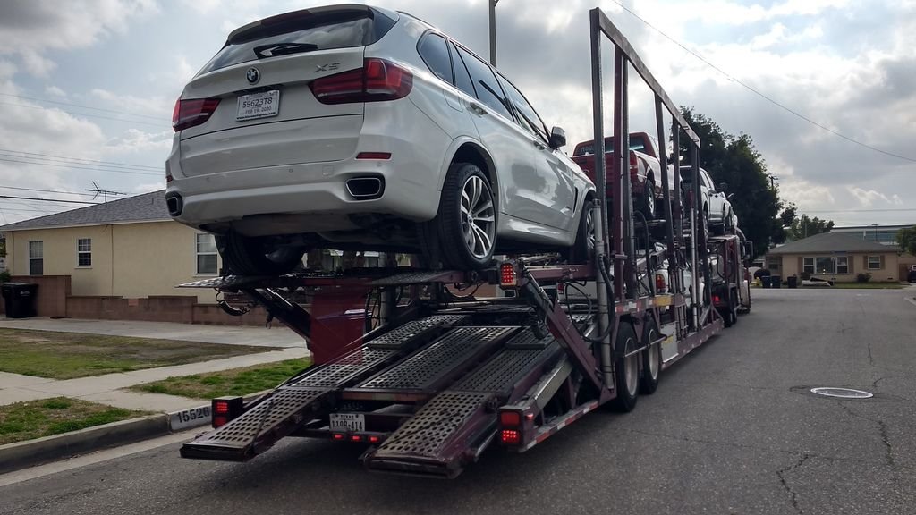 圖片中這一台BMW X5寶馬汽車剛上拖車準備出發到LA桃園車庫位於洛杉磯汽車海運出口倉庫裝櫃報關出口了，BMW X5也是常見各人留學生或是台灣朋友選擇去美國買車帶回台灣車款之一，原因是台灣BMW X5價格費選擇少，但是美龜車價格便宜選擇多，以這台2017年BMW X5寶馬汽車運回台灣估算全部費用加上車價等只需要180多萬，對比台灣新車BMW X5價格高達接近400萬台灣，可以想像為什麼要選擇去美國買車運回台灣了，當然有些人會爭議說這是三年中古車，但是大家都知道買車前兩年折舊非常多，如果可以用不到一半價格買到里程數低車況幾乎全新的進口車，為什麼還要購買新車呢？感謝住在台北陳先生對LA桃園車庫評價及支持，這台BMW X5預計從美國洛杉磯汽車海運時間3星期就可以回到台灣了，有任何運車回台灣或進口車代辦問題都可以諮詢LA桃園車庫