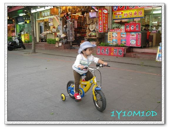 1Y10M10D-21八里騎車.jpg