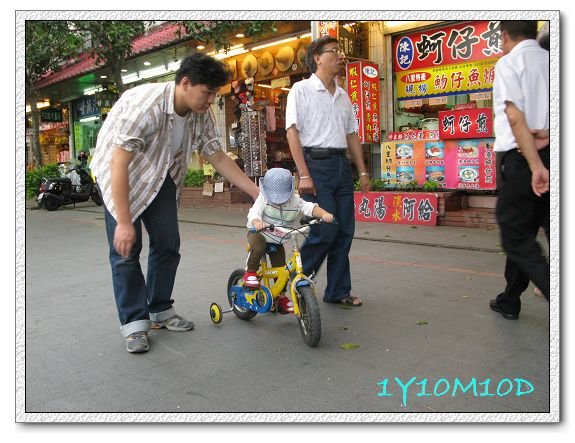 1Y10M10D-13八里騎車.jpg