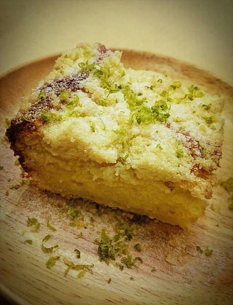 Lemon crumble cake.jpg