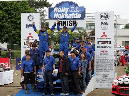APRC07Hok- Glenn Tan celebrates with the Motor Image team -LINEAR-1.jpg