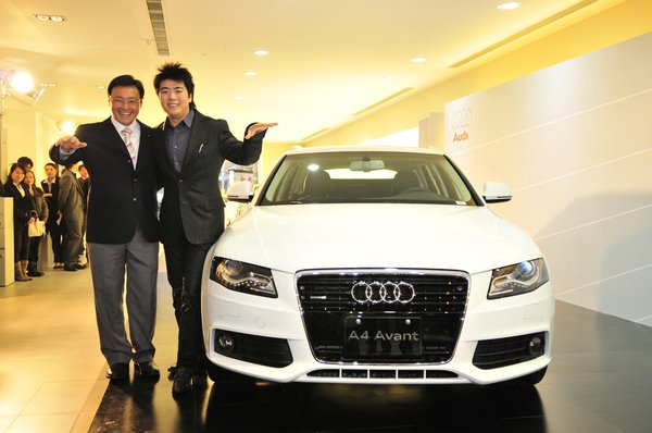 2-Audi Taiwan總裁邱山祥與品牌大使郎朗合照.JPG