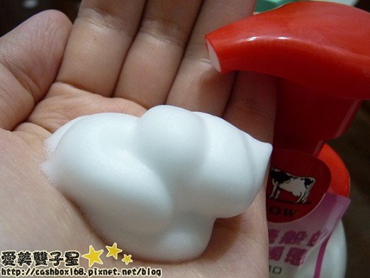 牛乳石鹼泡洗顏04.jpg