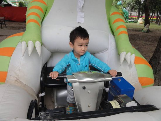 這是寬寬最愛的恐龍車