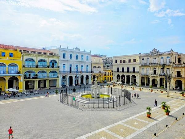 Plaza-Vieja-by-tropicalcubanholiday-1.jpg