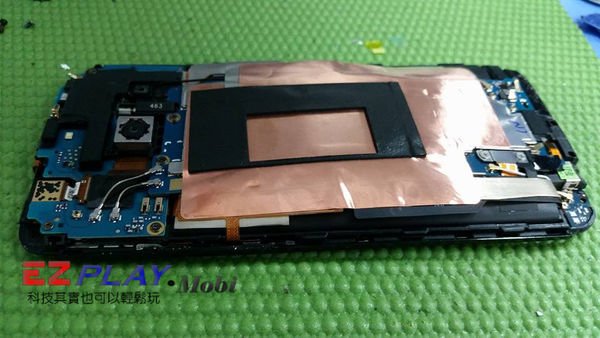 HTC E8電池膨脹到把主機板都弄彎了！.jpg