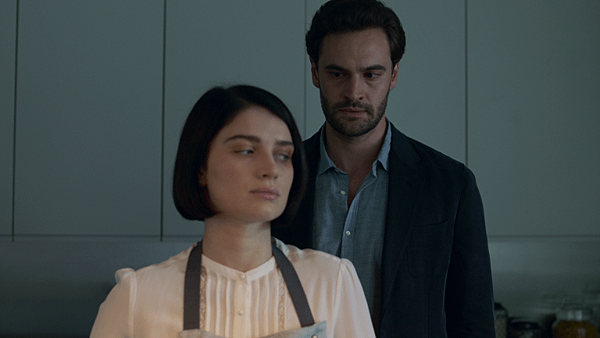 Behind-Her-Eyes-Adele-and-David-Eve-Hewson-and-Tom-Bateman.png