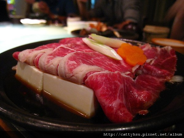 IMG_0149 牡丹園-幽香黑牛陶板 肉下面有豆腐及金針菇_resize.JPG