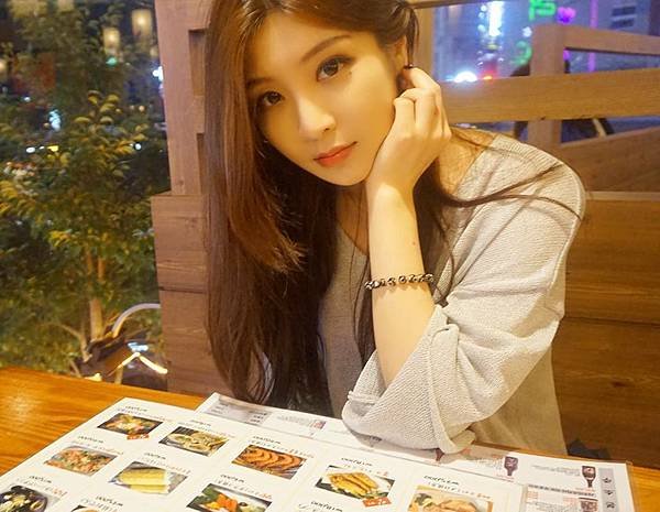 酒店小姐上班時一定要把妝容打理好-酒店經紀李昂