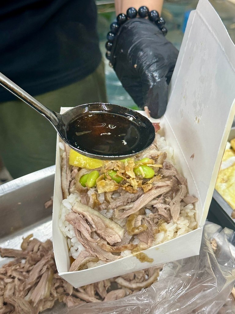 永和樂華夜市『鐘點棧當歸鴨．鴨肉飯專賣店』當歸湯頭很讚！中午