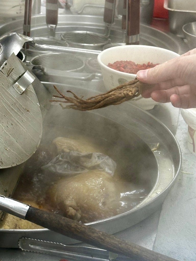 永和樂華夜市『鐘點棧當歸鴨．鴨肉飯專賣店』當歸湯頭很讚！中午