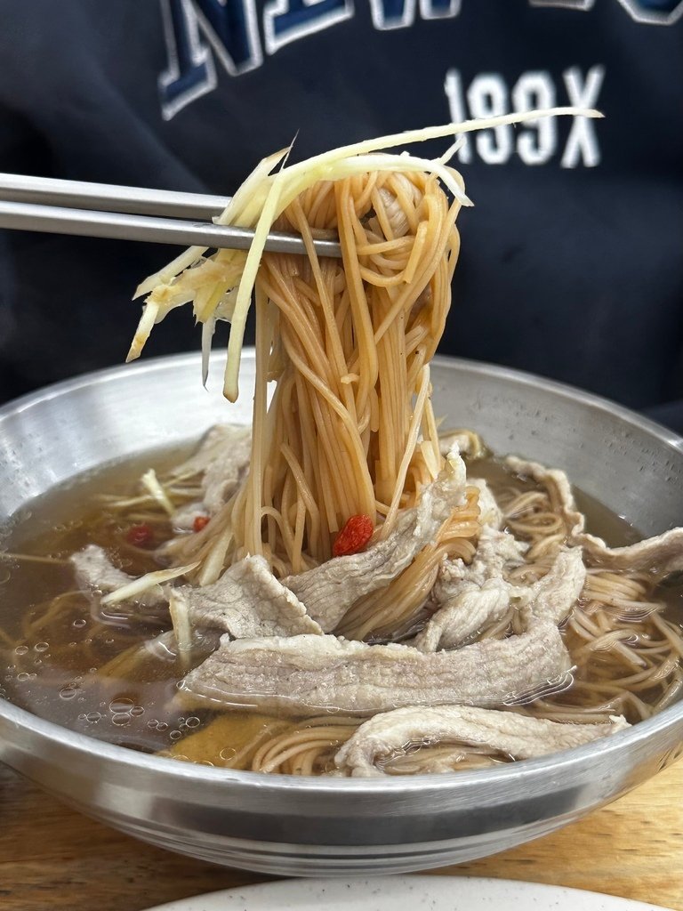 永和樂華夜市『鐘點棧當歸鴨．鴨肉飯專賣店』當歸湯頭很讚！中午