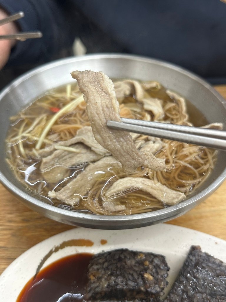 永和樂華夜市『鐘點棧當歸鴨．鴨肉飯專賣店』當歸湯頭很讚！中午