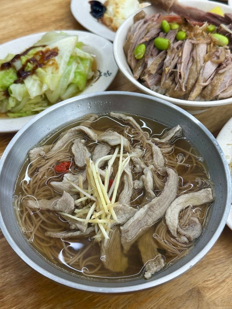 永和樂華夜市『鐘點棧當歸鴨．鴨肉飯專賣店』當歸湯頭很讚！中午