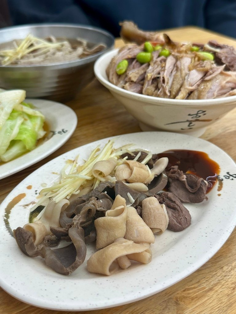 永和樂華夜市『鐘點棧當歸鴨．鴨肉飯專賣店』當歸湯頭很讚！中午