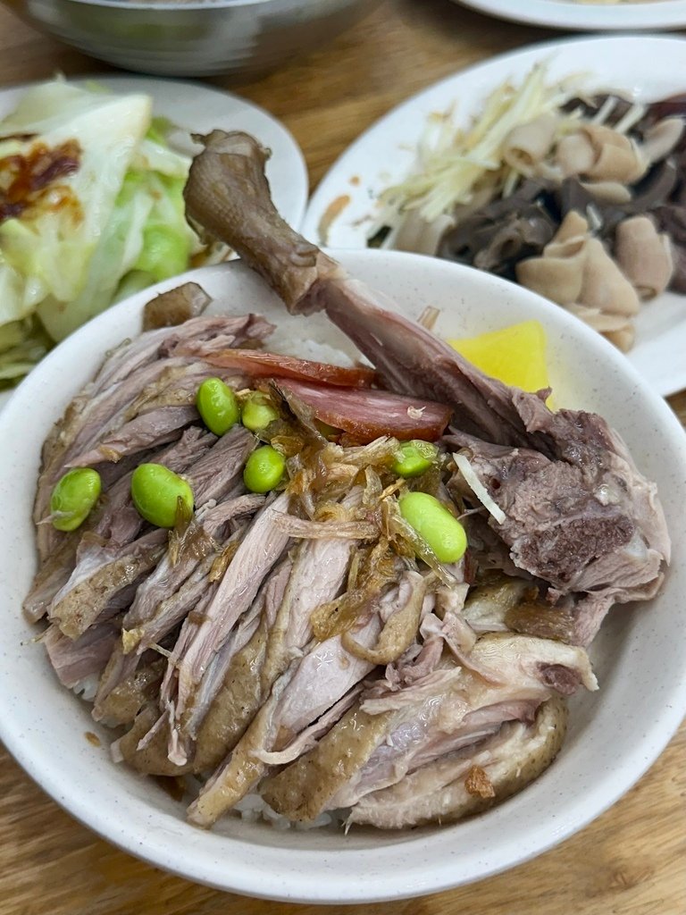 永和樂華夜市『鐘點棧當歸鴨．鴨肉飯專賣店』當歸湯頭很讚！中午