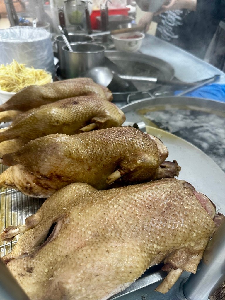 永和樂華夜市『鐘點棧當歸鴨．鴨肉飯專賣店』當歸湯頭很讚！中午