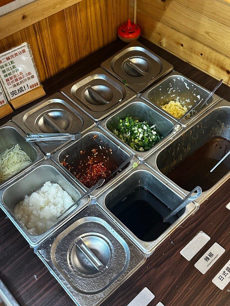 中和『何家香香』麻辣鴛鴦鍋吃到飽$499起！自助吧~肉片、肥