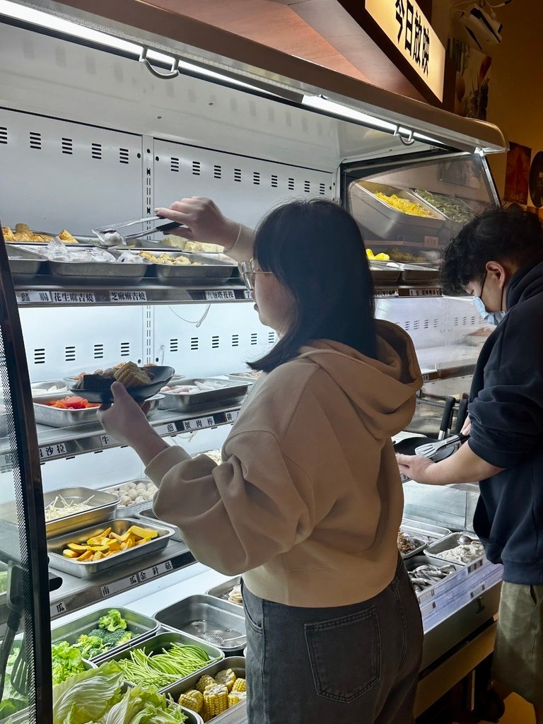 中和『何家香香』麻辣鴛鴦鍋吃到飽$499起！自助吧~肉片、肥