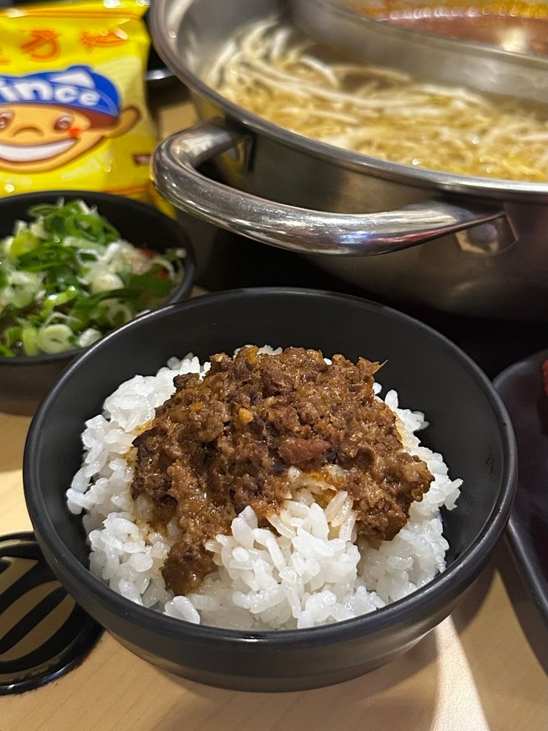 中和『何家香香』麻辣鴛鴦鍋吃到飽$499起！自助吧~肉片、肥