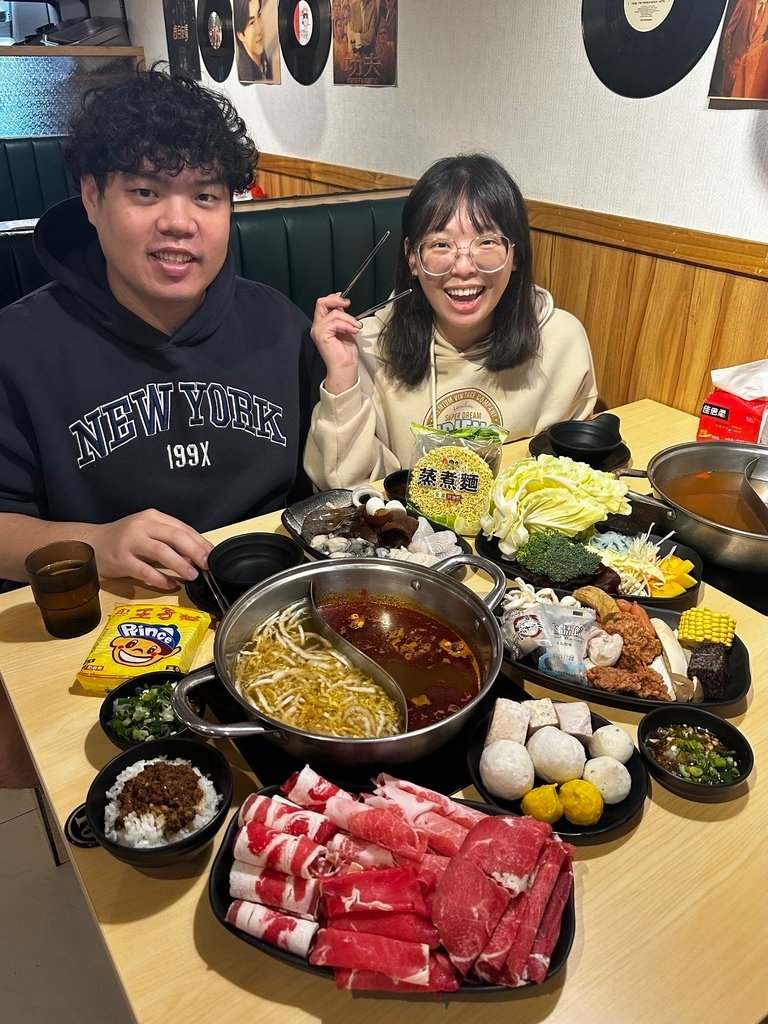 中和『何家香香』麻辣鴛鴦鍋吃到飽$499起！自助吧~肉片、肥