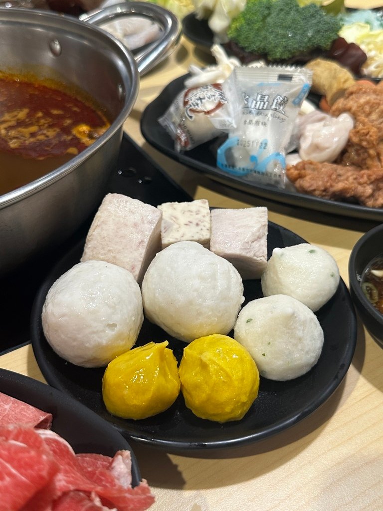 中和『何家香香』麻辣鴛鴦鍋吃到飽$499起！自助吧~肉片、肥
