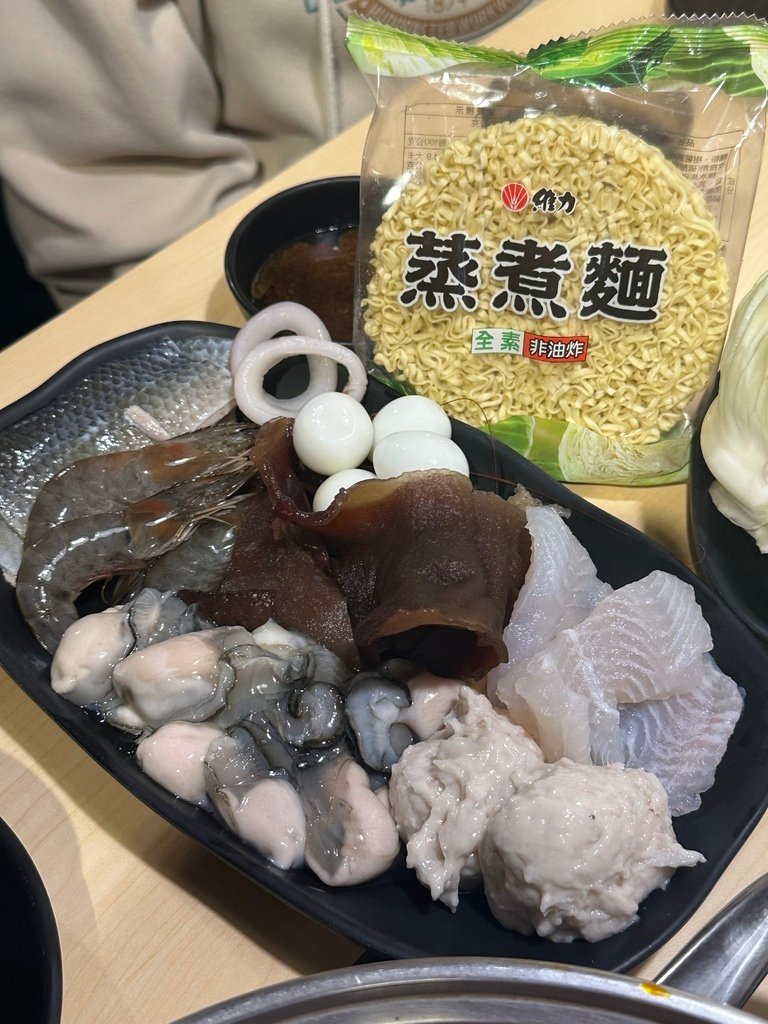 中和『何家香香』麻辣鴛鴦鍋吃到飽$499起！自助吧~肉片、肥