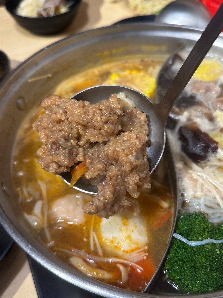 中和『何家香香』麻辣鴛鴦鍋吃到飽$499起！自助吧~肉片、肥