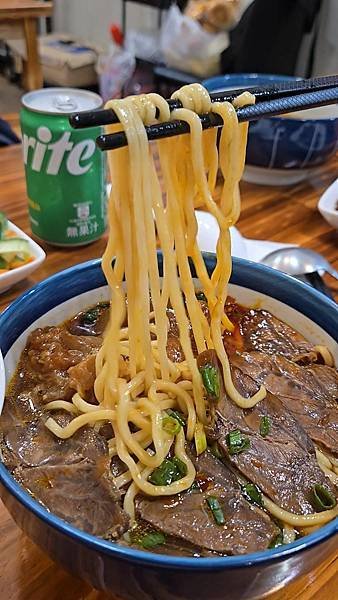 肥滋滋牛肉麵專賣店，專業製作的牛筋。