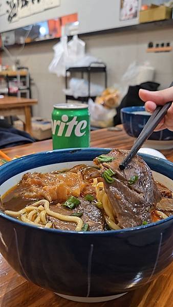 肥滋滋牛肉麵專賣店，專業製作的牛筋。
