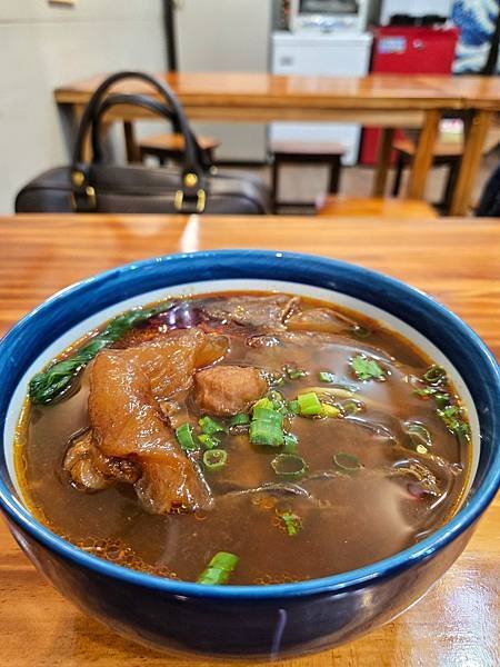 肥滋滋牛肉麵專賣店，專業製作的牛筋。