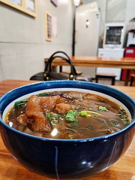 肥滋滋牛肉麵專賣店，專業製作的牛筋。