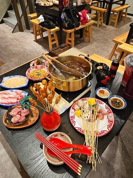 聚面，來自四川的串串，串串冰箱有三十四種可以選擇，而且人生不