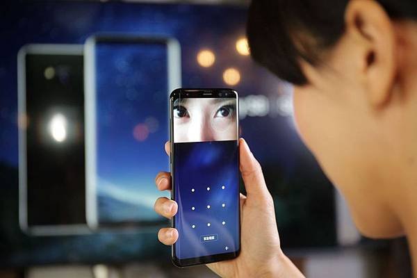 Galaxy S8配備虹膜辨識，可望為晶電和光鋐帶來新的成長動能。 三星／提供