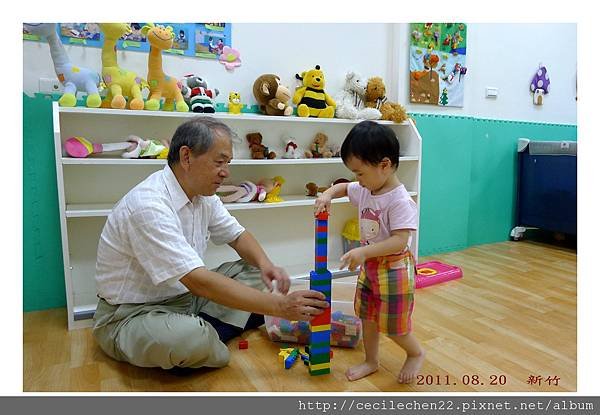 瑞琴姨婆家玩_玩積木3_20110820.jpg