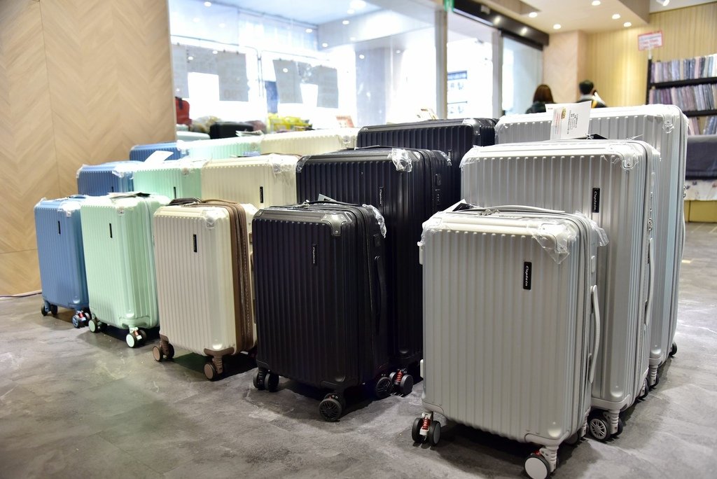 台中行李箱特賣會｜ 登機箱、胖胖箱、鋁框箱，上掀式行李箱 工