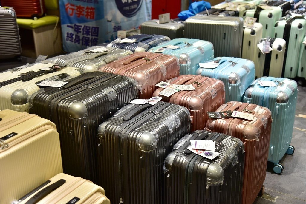 台中行李箱特賣會｜ 登機箱、胖胖箱、鋁框箱，上掀式行李箱 工