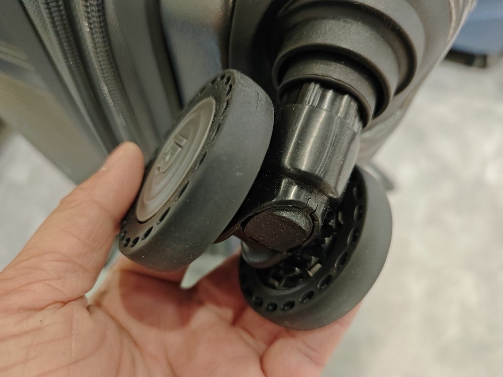 台中行李箱特賣會｜ 登機箱、胖胖箱、鋁框箱，上掀式行李箱 工