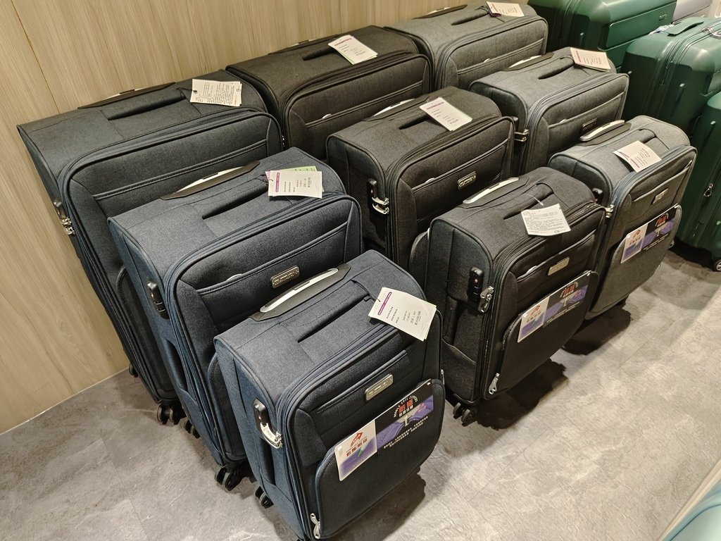 台中行李箱特賣會｜ 登機箱、胖胖箱、鋁框箱，上掀式行李箱 工