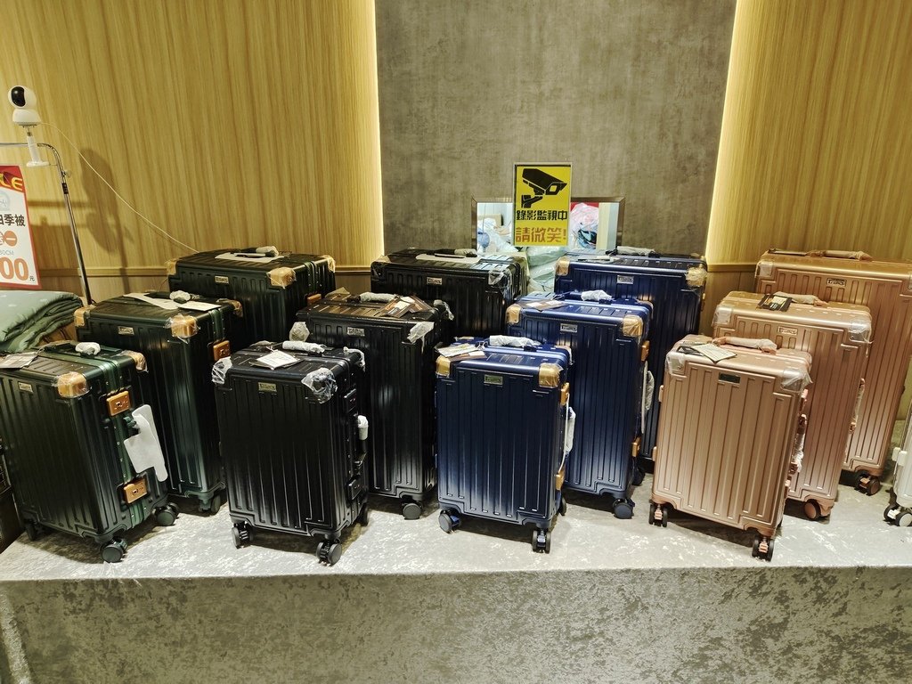 台中行李箱特賣會｜ 登機箱、胖胖箱、鋁框箱，上掀式行李箱 工