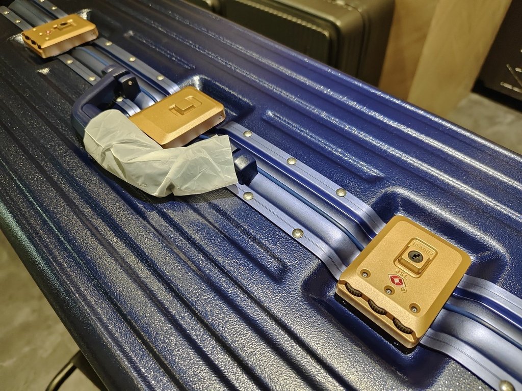 台中行李箱特賣會｜ 登機箱、胖胖箱、鋁框箱，上掀式行李箱 工
