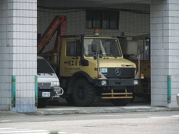 Mercedes-Benz Unimog 台電工程車