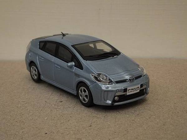 TOYOTA PRIUS III PHEV (3)