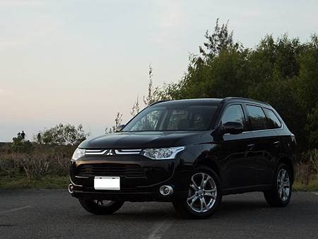 MITSUBISHI OUTLANDER III (12).JPG