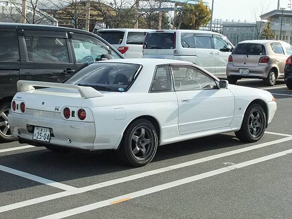 NISSAN R32 SKYLINE GT-R (2)