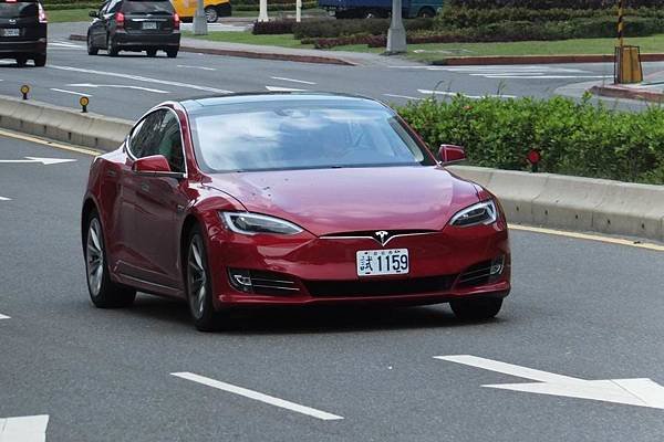 Tesla Model S P90D (1)