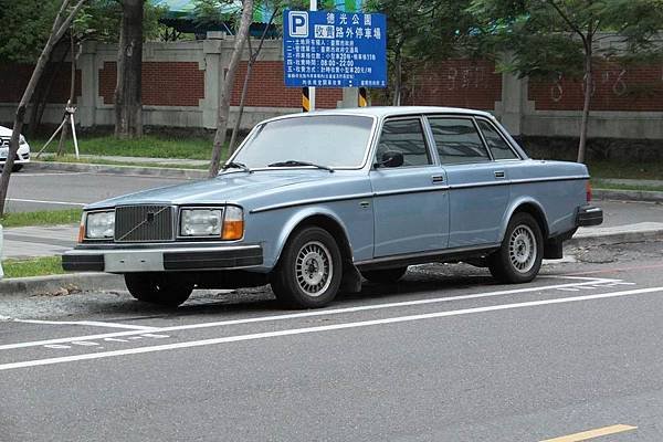 VOLVO 264GLE (1).JPG