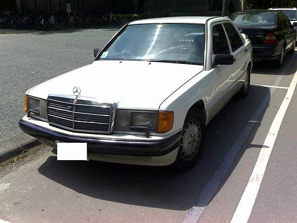 Mercedes-Benz W201 190E 2.6 (1).jpg