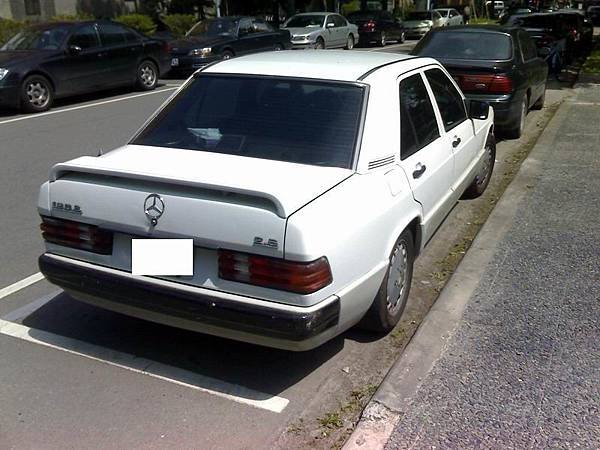 Mercedes-Benz W201 190E 2.6 (2).jpg